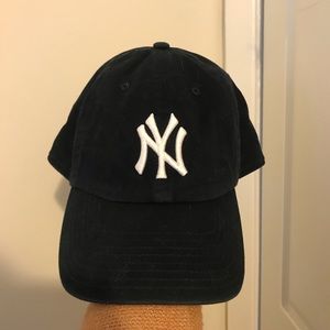 NY Yankee hat in navy